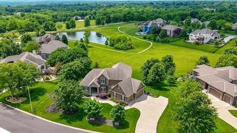 11775 NW 81st St, Parkville, MO 64152