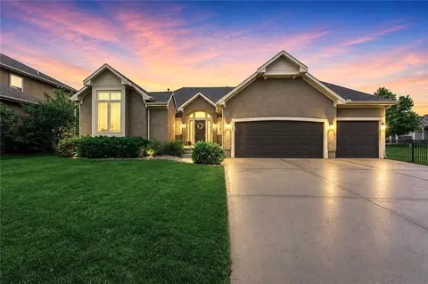 11260 S Whitehall St, Olathe, KS 66061