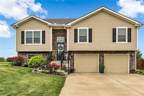 18400 Rock Ridge St, Smithville, MO 64089