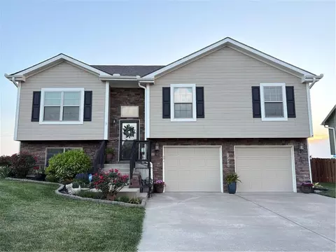 18400 Rock Ridge St, Smithville, MO 64089