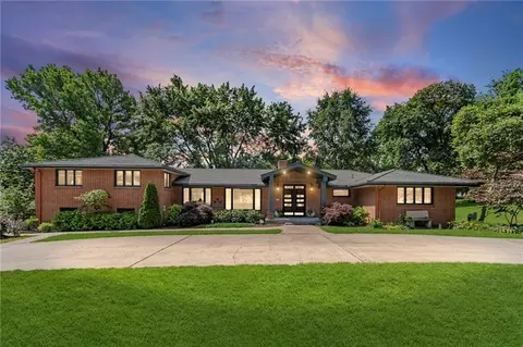 425 S Woodland Dr, Kansas City, MO 64118