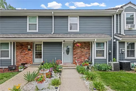 Exterior - 232 NE Bayview Dr, Lees Summit, MO 64064 photo 2 of 8