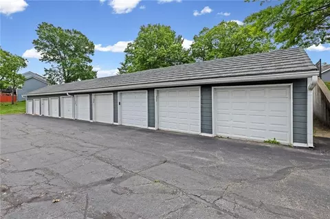Exterior - 232 NE Bayview Dr, Lees Summit, MO 64064 photo 6 of 8