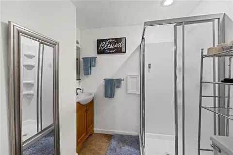 Bath - 232 NE Bayview Dr, Lees Summit, MO 64064 photo 3 of 3