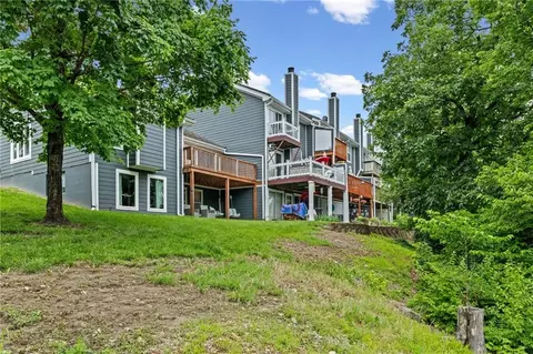 Exterior - 232 NE Bayview Dr, Lees Summit, MO 64064 photo 5 of 8