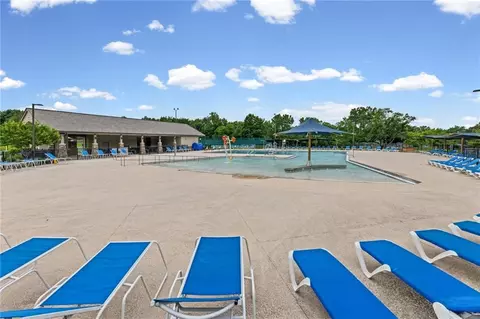 Exterior - 232 NE Bayview Dr, Lees Summit, MO 64064 photo 7 of 8