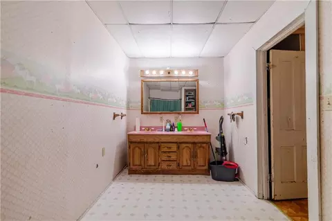 Bath - 1125 Atchison St, Atchison, KS 66002 photo 4 of 7