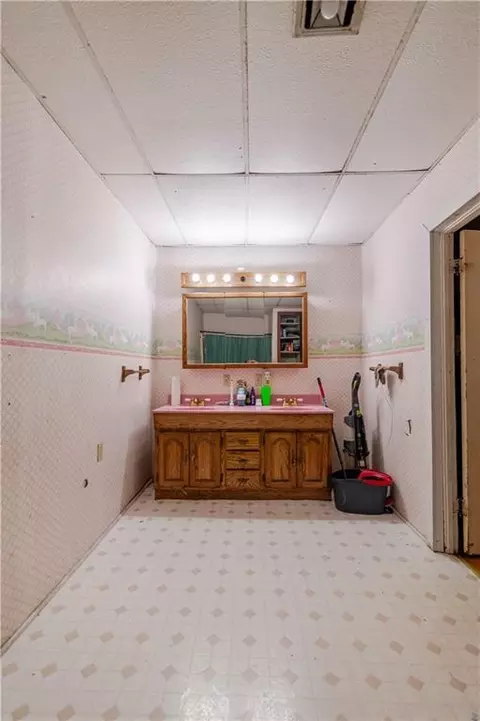 Bath - 1125 Atchison St, Atchison, KS 66002 photo 7 of 7