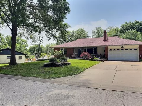 7010 N Wyandotte St, Gladstone, MO 64118