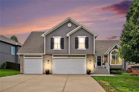 18106 Guinevere Ct, Smithville, MO 64089