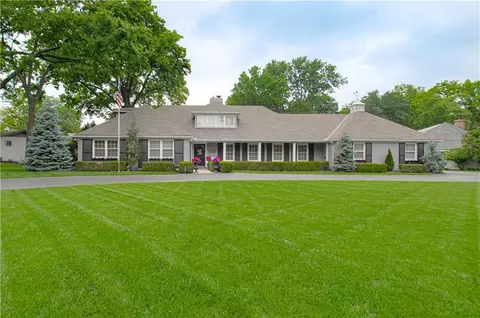 8446 Linden Ln, Prairie Village, KS 66207