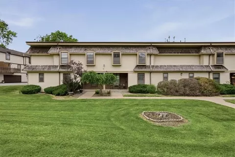 10236 Cedarbrooke Ln, Kansas City, MO 64131