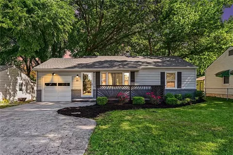 30 S Village Dr, Liberty, MO 64068
