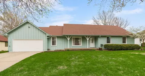 Exterior - 319 SE Ridgeview Dr, Lees Summit, MO 64063 photo 2 of 4