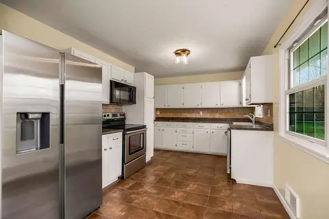 Kitchen - 319 SE Ridgeview Dr, Lees Summit, MO 64063 photo 2 of 3