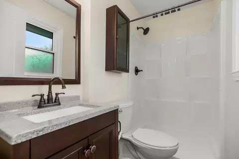 Bath - 319 SE Ridgeview Dr, Lees Summit, MO 64063 photo 2 of 3