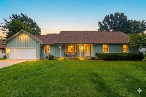 319 SE Ridgeview Dr, Lees Summit, MO 64063