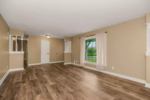 Living - 319 SE Ridgeview Dr, Lees Summit, MO 64063 photo 7 of 10