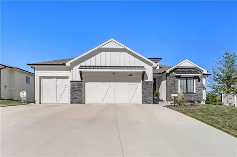 3208 Saddlebred Ter, Lees Summit, MO 64082