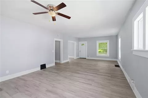 Living - 611 Arrow St, Marshall, MO 65340 photo 4 of 5