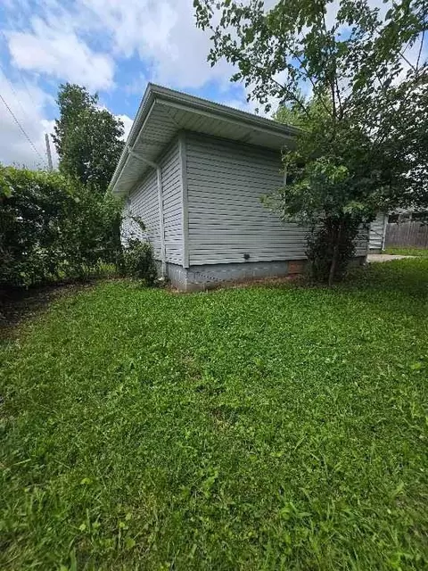 Exterior - 109 E Joy St, Harrisonville, MO 64701 photo 4 of 4