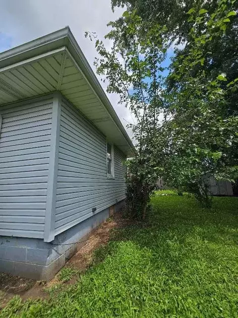 Exterior - 109 E Joy St, Harrisonville, MO 64701 photo 2 of 4