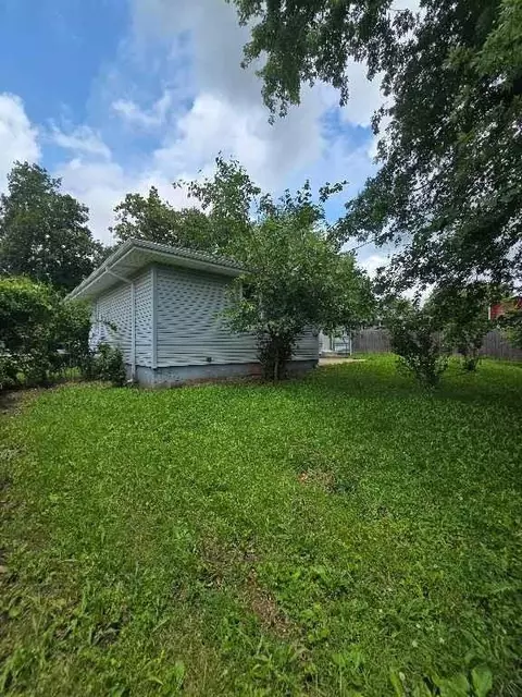 Exterior - 109 E Joy St, Harrisonville, MO 64701 photo 3 of 4