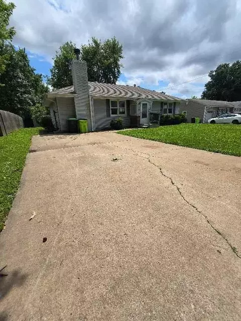 109 E Joy St, Harrisonville, MO 64701