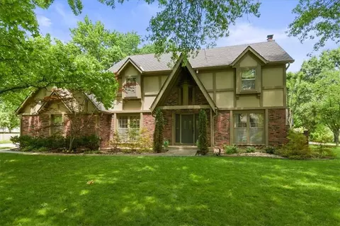 3613 NW Blue Jacket Dr, Lees Summit, MO 64064