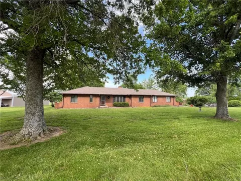 26966 Willow Dr, Paola, KS 66071