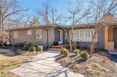 8606 Belinder Rd, Leawood, KS 66206