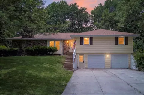 218 Oak Hill St, Lansing, KS 66043