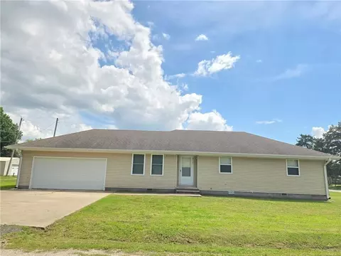 Exterior - 817 W Park St, Cherryvale, KS 67335 photo 2 of 12