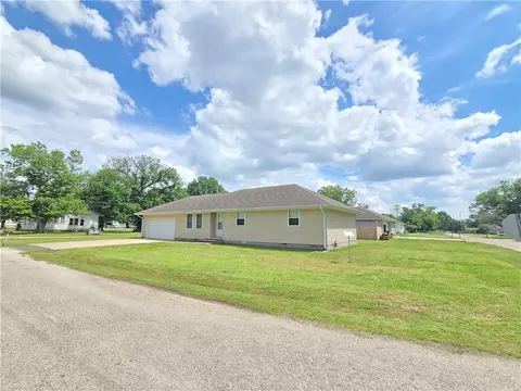 Exterior - 817 W Park St, Cherryvale, KS 67335 photo 3 of 12
