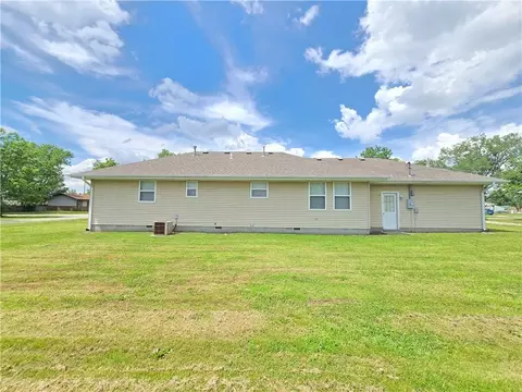 Exterior - 817 W Park St, Cherryvale, KS 67335 photo 7 of 12