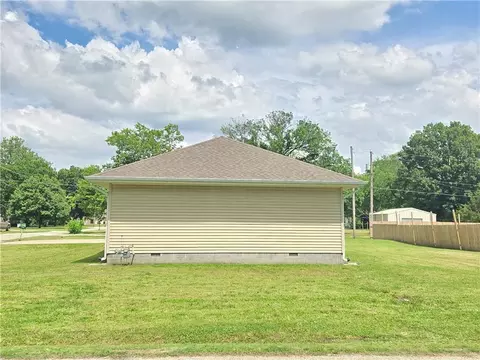 Exterior - 817 W Park St, Cherryvale, KS 67335 photo 5 of 12