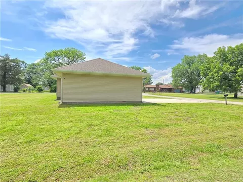 Exterior - 817 W Park St, Cherryvale, KS 67335 photo 10 of 12