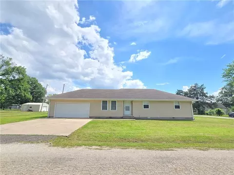 817 W Park St, Cherryvale, KS 67335