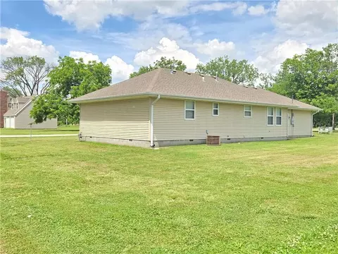 Exterior - 817 W Park St, Cherryvale, KS 67335 photo 6 of 12