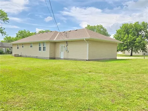 Exterior - 817 W Park St, Cherryvale, KS 67335 photo 8 of 12
