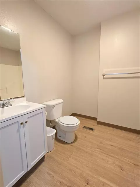 Bath - 817 W Park St, Cherryvale, KS 67335 photo 3 of 5