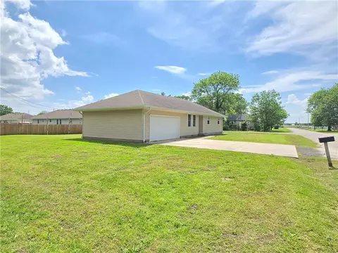 Exterior - 817 W Park St, Cherryvale, KS 67335 photo 11 of 12