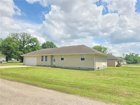 Exterior - 817 W Park St, Cherryvale, KS 67335 photo 4 of 12