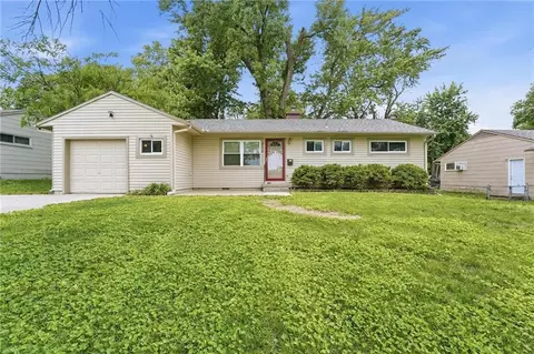 208 SW Mcclendon Dr, Lees Summit, MO 64081