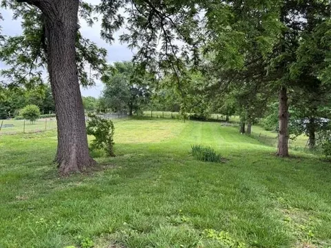 Exterior - 1300 John St, Atchison, KS 66002 photo 7 of 10