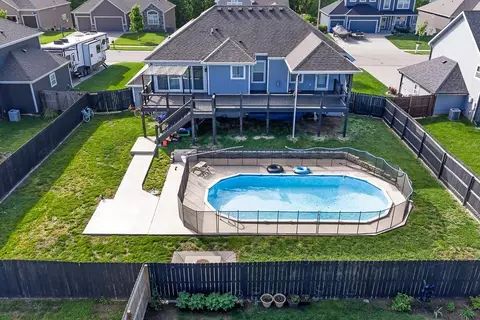 928 N Oak Ter, Tonganoxie, KS 66086