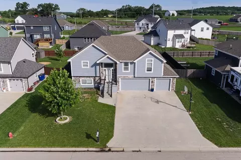 928 N Oak Ter, Tonganoxie, KS 66086