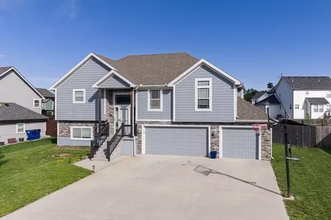 928 N Oak Ter, Tonganoxie, KS 66086