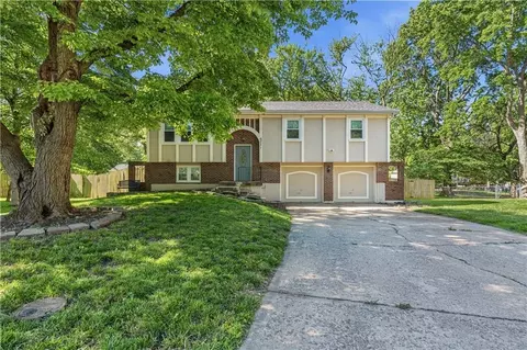 6221 Albervan St, Shawnee, KS 66216