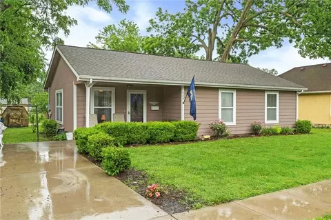 727 S Sycamore St, Ottawa, KS 66067